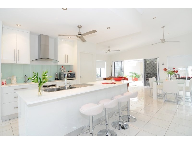 2 Carmelo Close, Whitfield QLD 4870