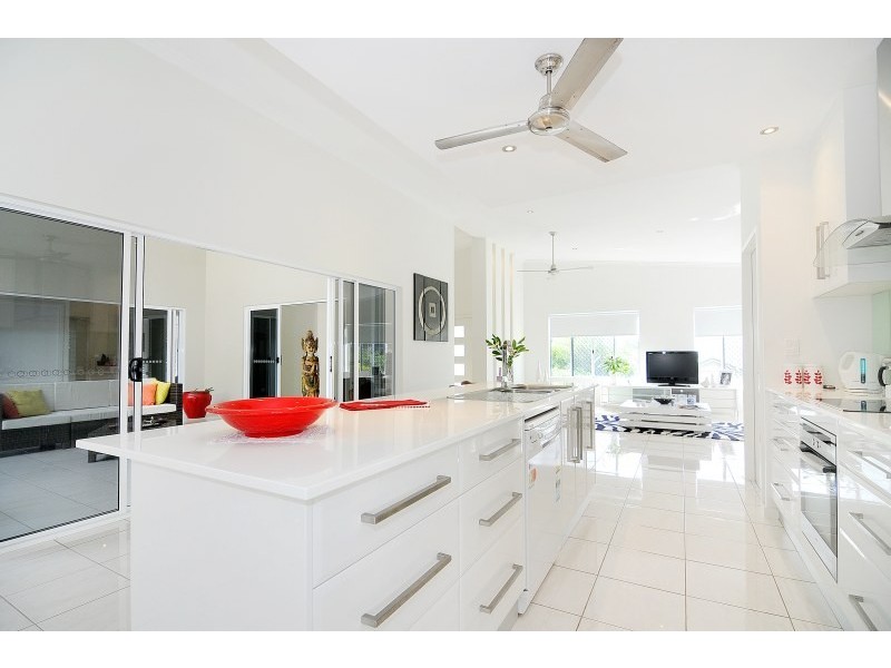 2 Carmelo Close, Whitfield QLD 4870