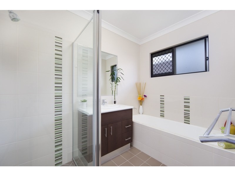 15 Lockyer Crescent, Bentley Park QLD 4869