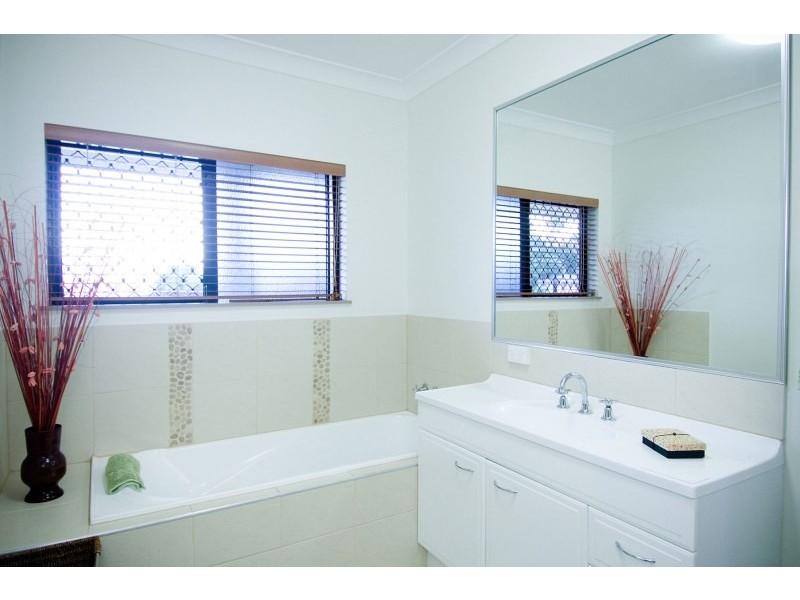 2 Oceanview Place, Mooroobool QLD 4870