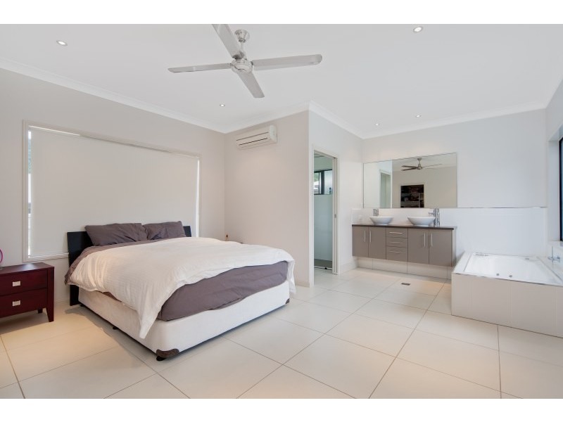 14 Kippin Close, Redlynch QLD 4870