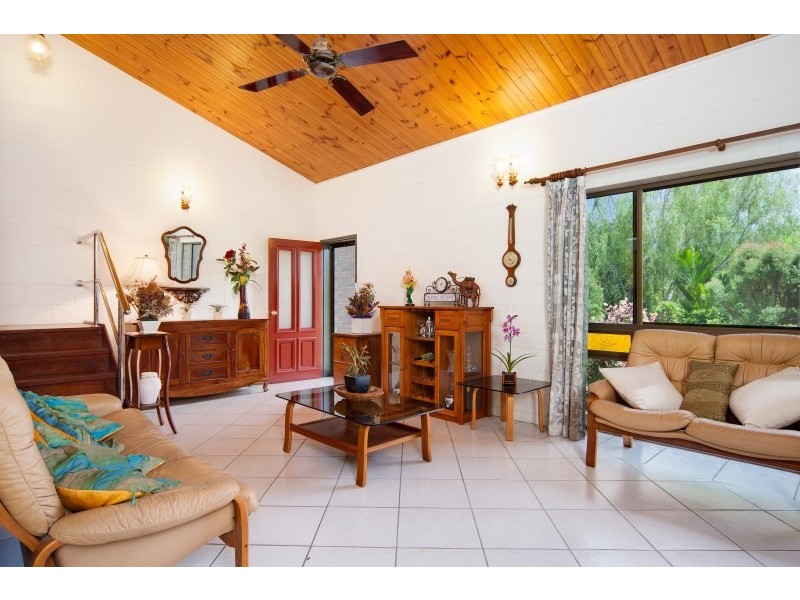 27 Hadrian Avenue, Mooroobool QLD 4870