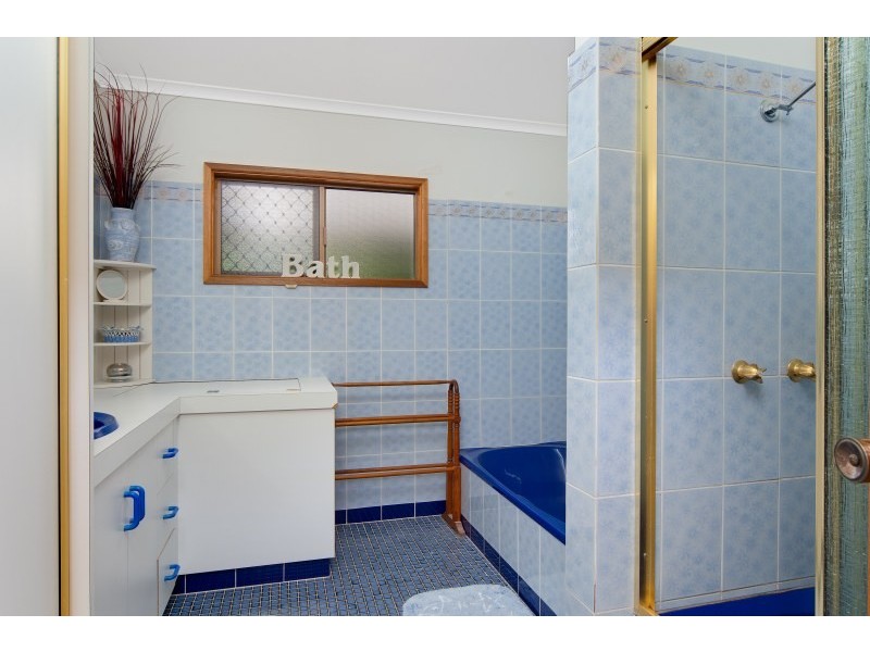 27 Hadrian Avenue, Mooroobool QLD 4870