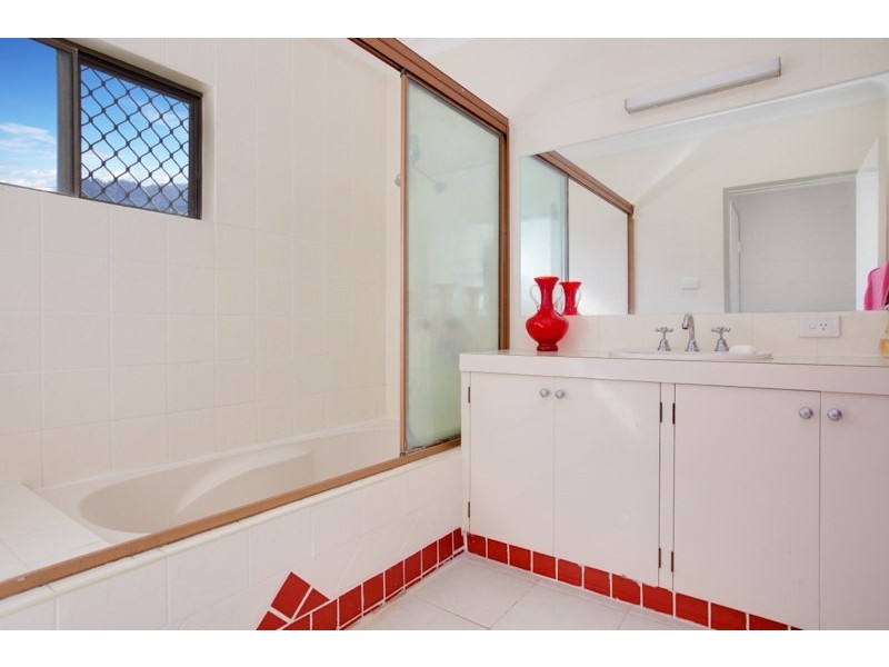 32 Lavender Street, Mooroobool QLD 4870