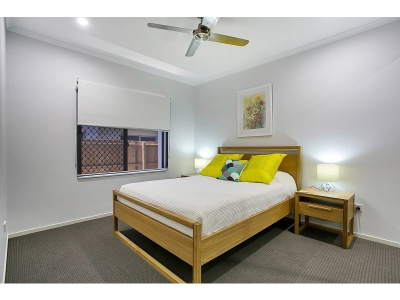 8 Lockyer Crescent, Bentley Park QLD 4869