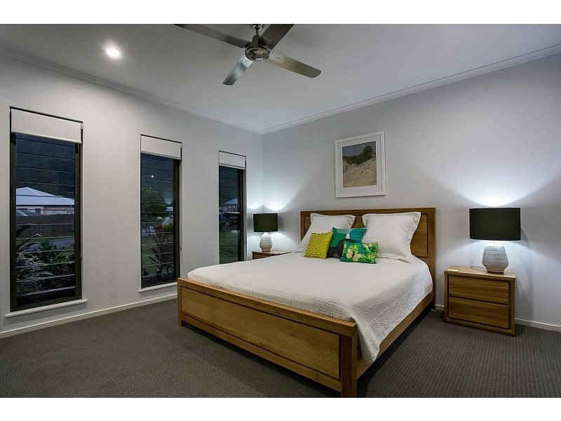 8 Lockyer Crescent, Bentley Park QLD 4869