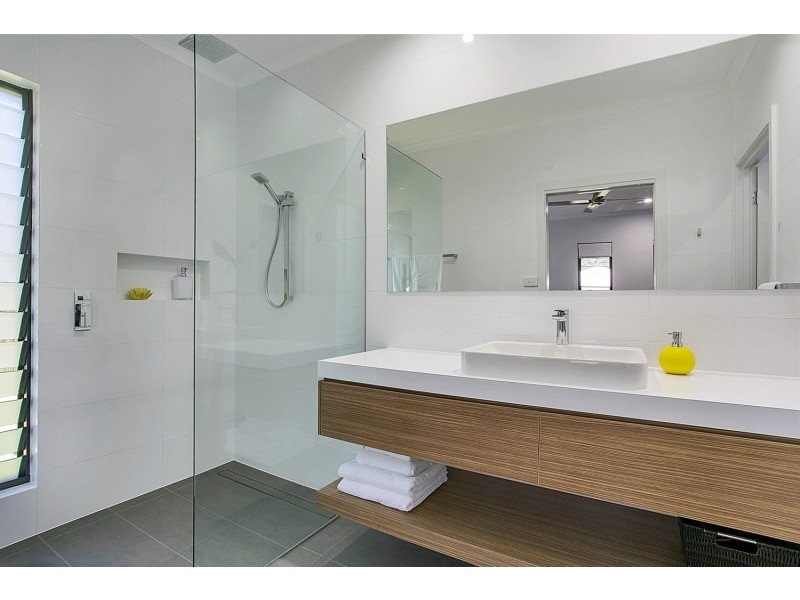 8 Lockyer Crescent, Bentley Park QLD 4869