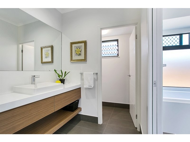 8 Lockyer Crescent, Bentley Park QLD 4869