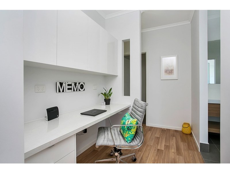 8 Lockyer Crescent, Bentley Park QLD 4869