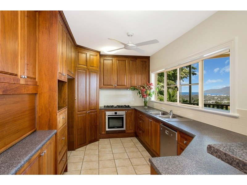 9 Oceanview Place, Mooroobool QLD 4870