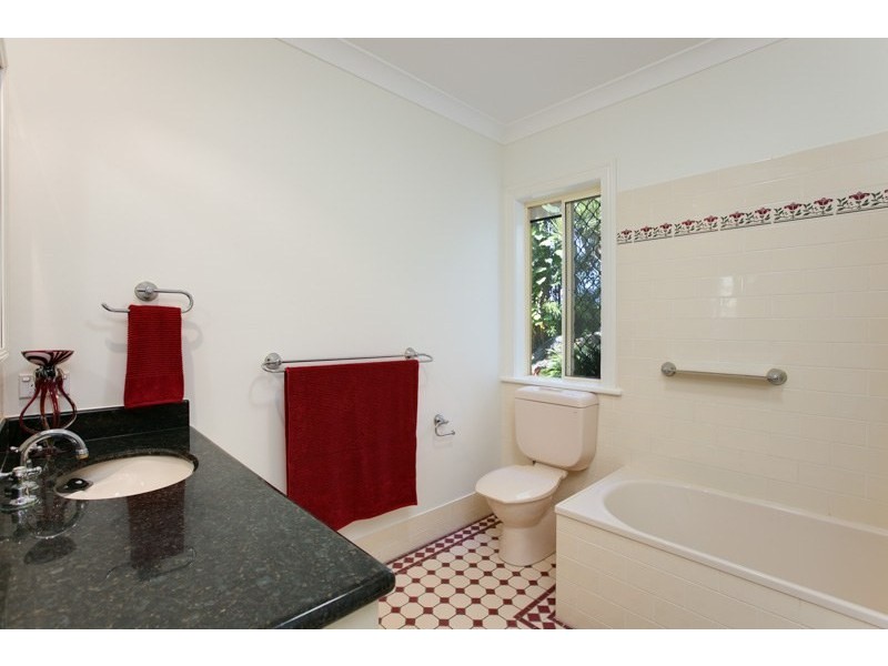 9 Oceanview Place, Mooroobool QLD 4870