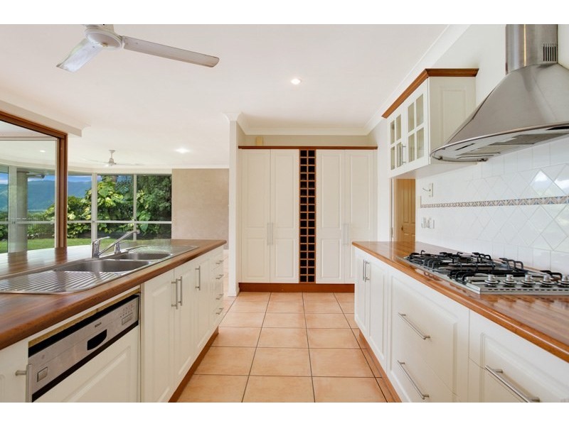 8 Fay Close, Brinsmead QLD 4870