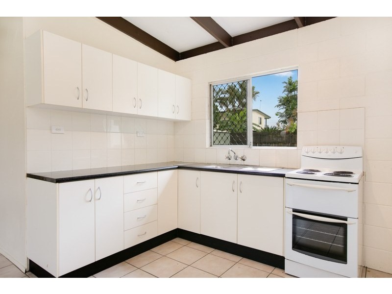 8 McGregor Street, Mooroobool QLD 4870