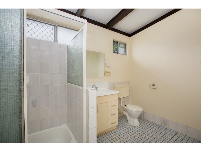 8 McGregor Street, Mooroobool QLD 4870