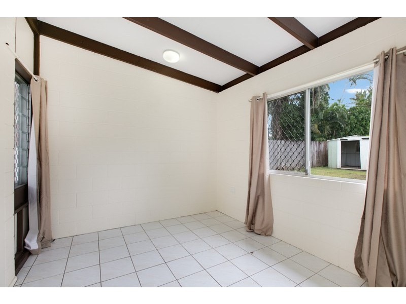 8 McGregor Street, Mooroobool QLD 4870