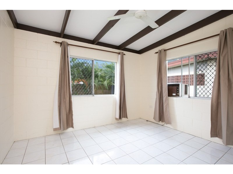 8 McGregor Street, Mooroobool QLD 4870