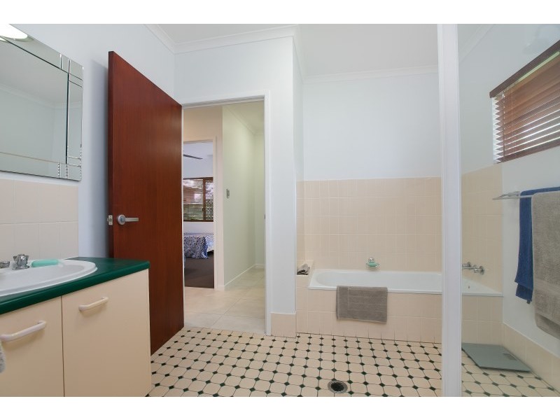 4 Kirraly Close, Mooroobool QLD 4870