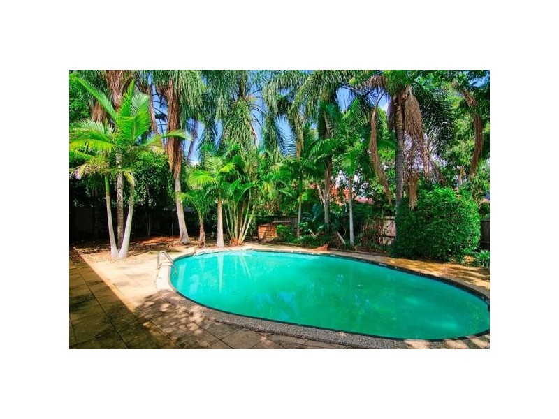 5 Sigatoka Drive, Clear Island Waters QLD 4226