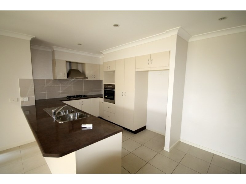 16 Kenilworth Crescent, Waterford QLD 4133