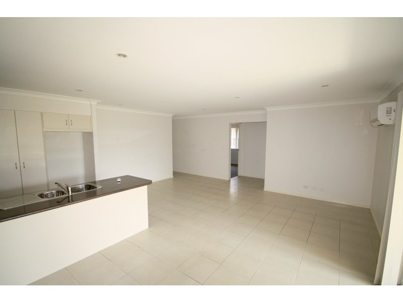 16 Kenilworth Crescent, Waterford QLD 4133