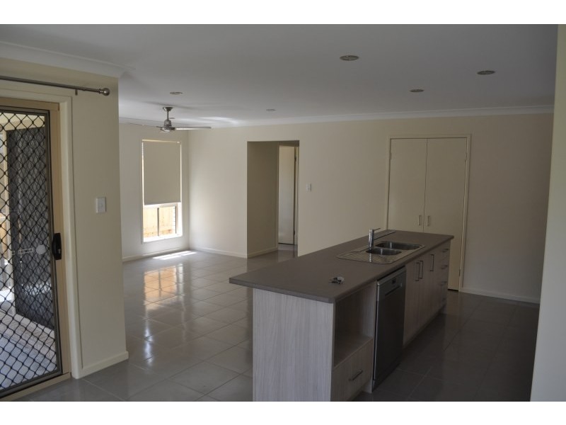 16 Grand Terrace, Waterford QLD 4133