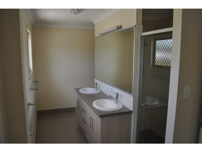 16 Grand Terrace, Waterford QLD 4133