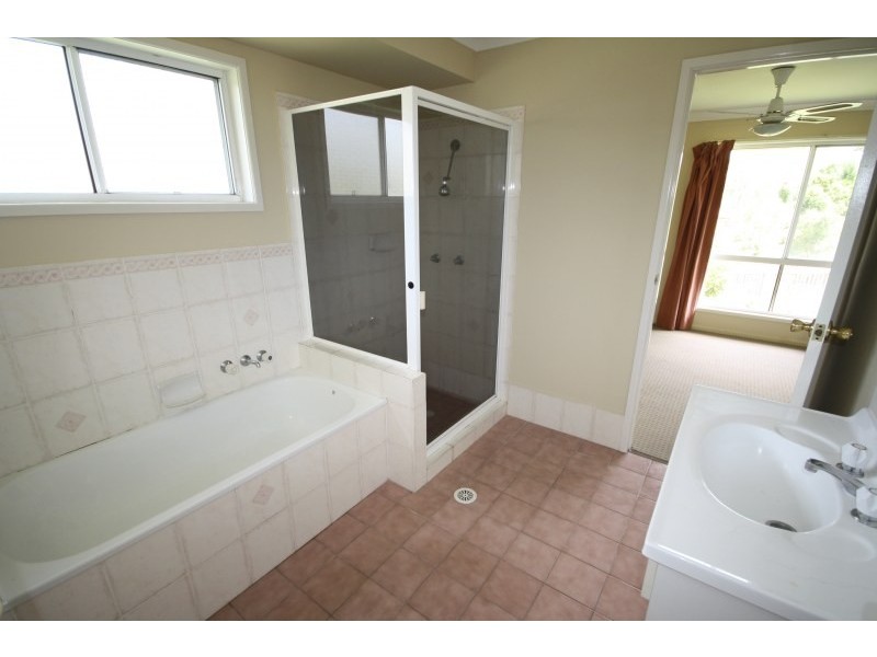 1 Troy Close, Edens Landing QLD 4207