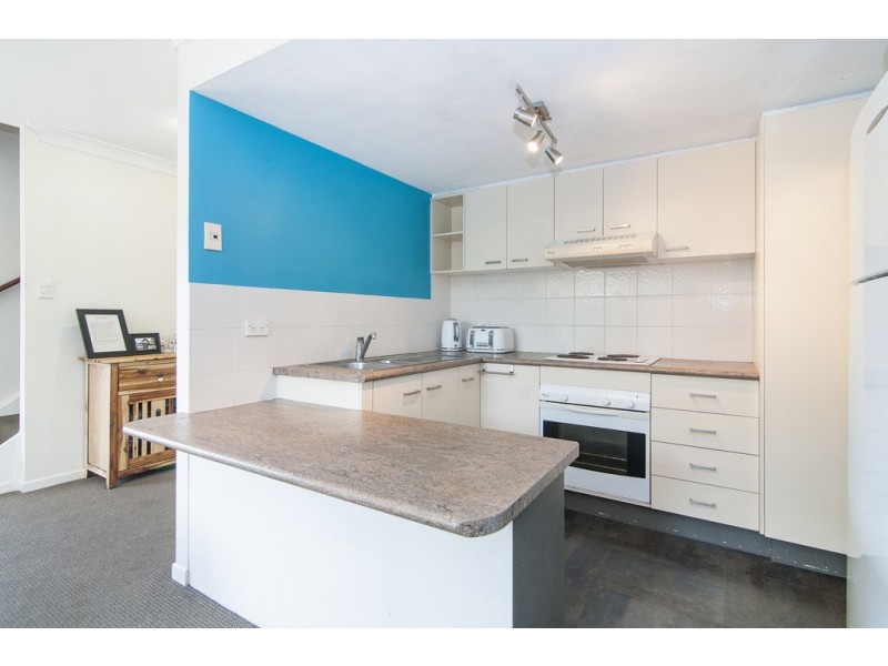 1/30 Government Road, Labrador QLD 4215