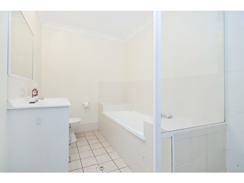 1/30 Government Road, Labrador QLD 4215