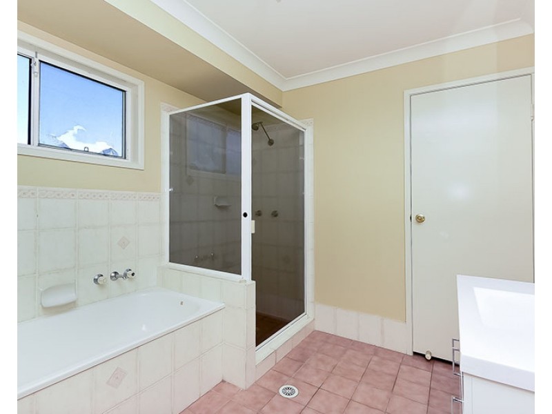 1 Troy Close, Edens Landing QLD 4207