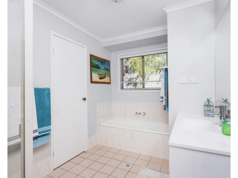 18 Eli Court, Hillcrest QLD 4118