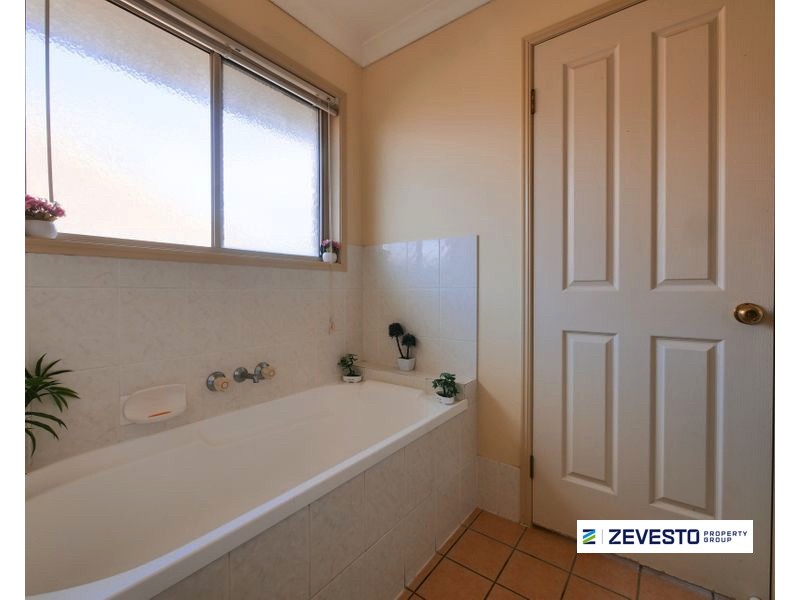 27 Robert South Drive, Crestmead QLD 4132