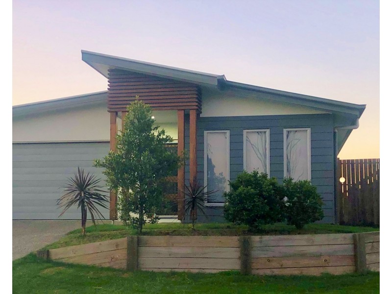 18 Stradbroke Crescent, Springfield Lakes QLD 4300