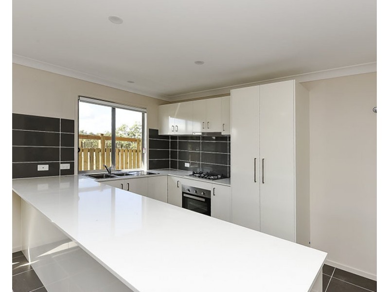 18 Stradbroke Crescent, Springfield Lakes QLD 4300