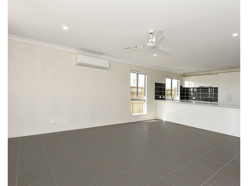 18 Stradbroke Crescent, Springfield Lakes QLD 4300