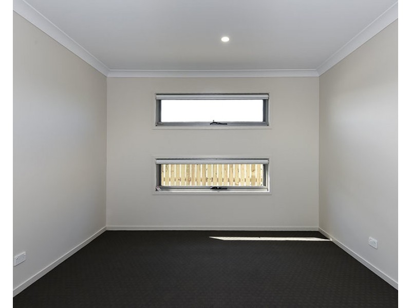 18 Stradbroke Crescent, Springfield Lakes QLD 4300