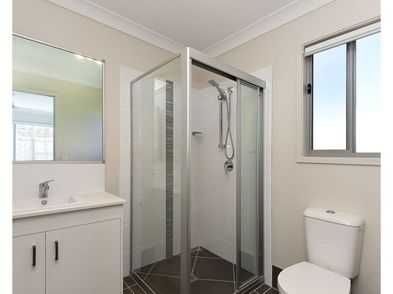 18 Stradbroke Crescent, Springfield Lakes QLD 4300