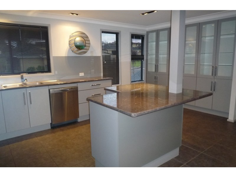 10 Hayes Avenue, Mount Warrigal NSW 2528