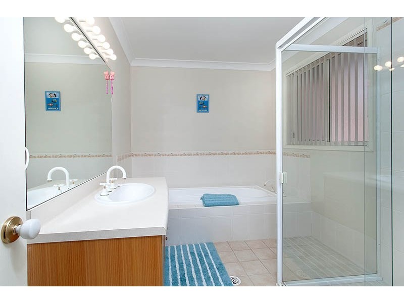 4 Lakewood Boulevard, Flinders NSW 2529