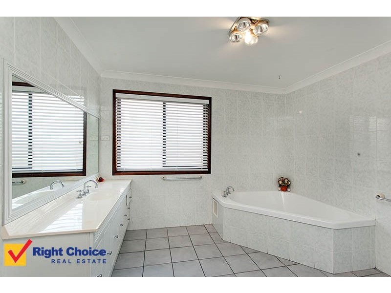 17 Scarborough Circuit, Albion Park NSW 2527