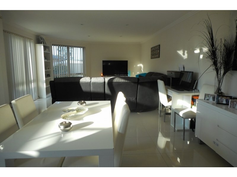 2/3 Banksia Avenue, Albion Park Rail NSW 2527