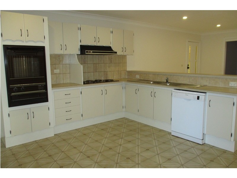 42 Thomas Street, Lake Illawarra NSW 2528