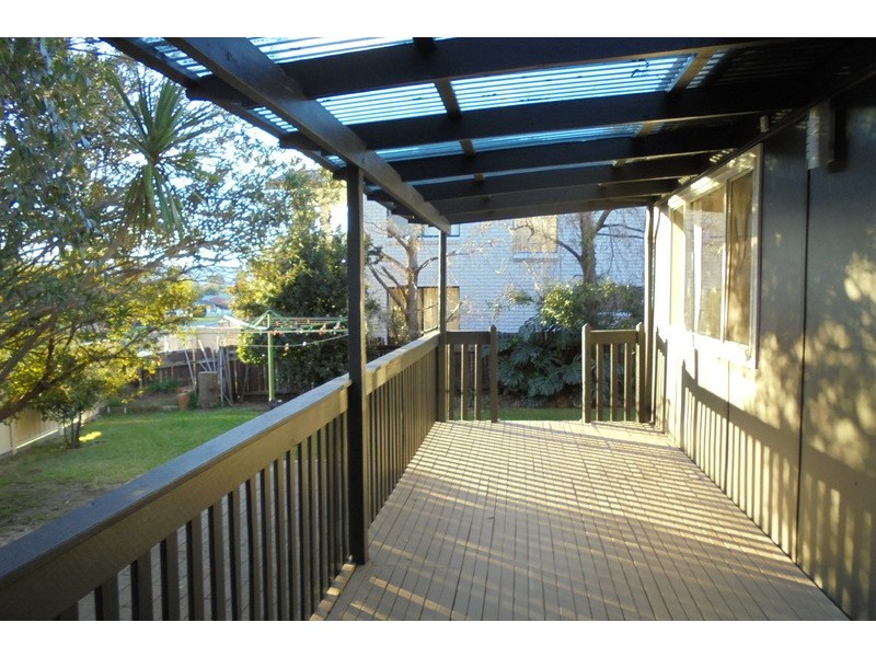 3 Lake Entrance Road, Oak Flats NSW 2529