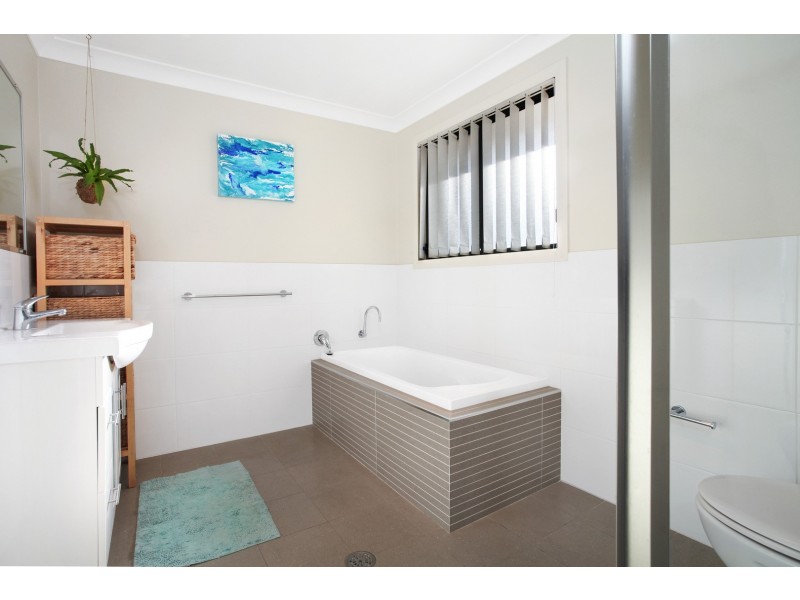 2/121 Daintree Drive, Albion Park NSW 2527