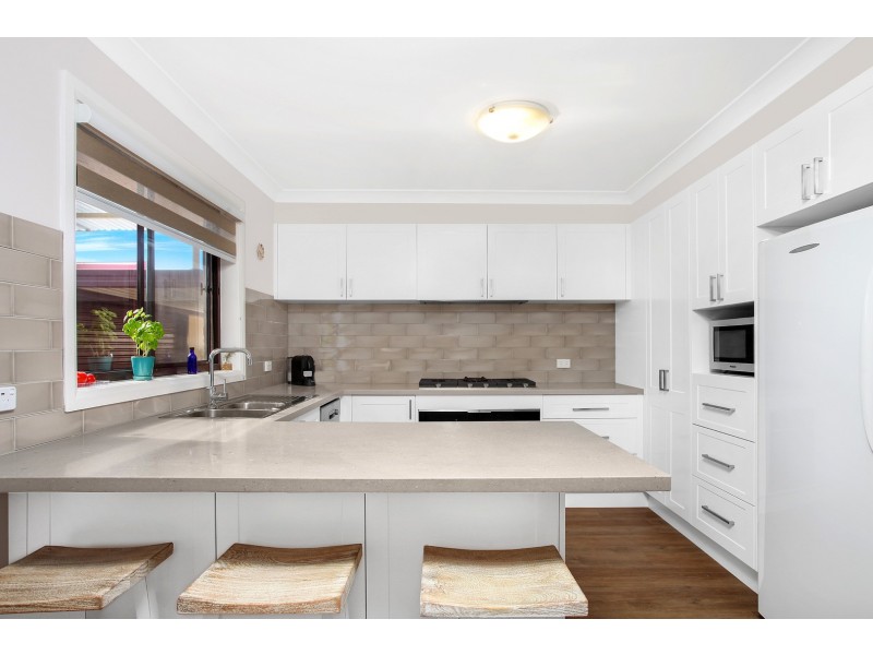 4 Gould Place, Lake Illawarra NSW 2528