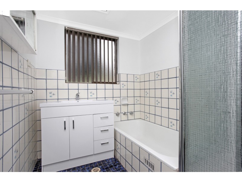 2/15 Melinda Grove, Lake Heights NSW 2502