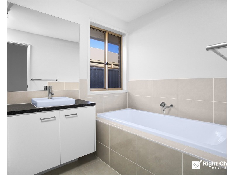 32 Bartlett Crescent, Calderwood NSW 2527