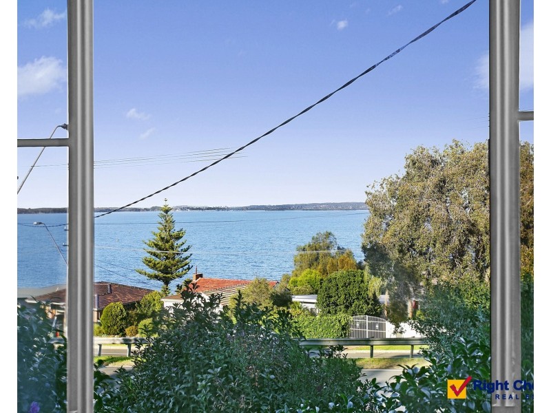 374 Northcliffe Drive, Lake Heights NSW 2502