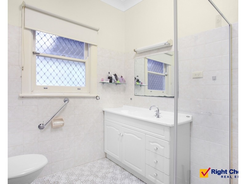 374 Northcliffe Drive, Lake Heights NSW 2502