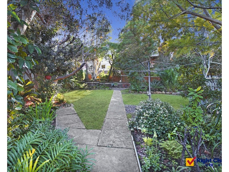 374 Northcliffe Drive, Lake Heights NSW 2502